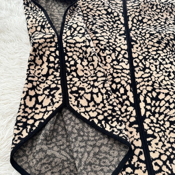 Grace the Perfect Fit Animal Print Zip Poncho Sweater – Size L - Picture 14 of 16